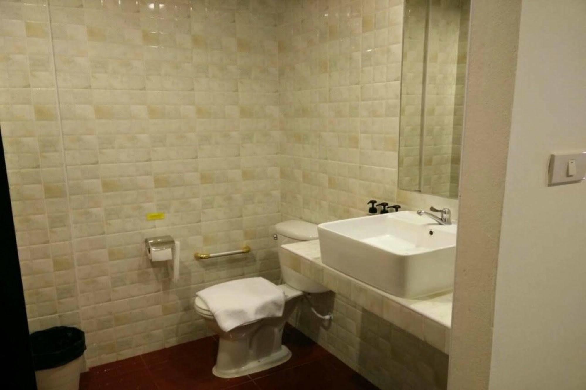 One Fu Hotel Surin Extérieur photo
